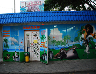 Оформление детского магазина с использованием баннера и баннерной сетки